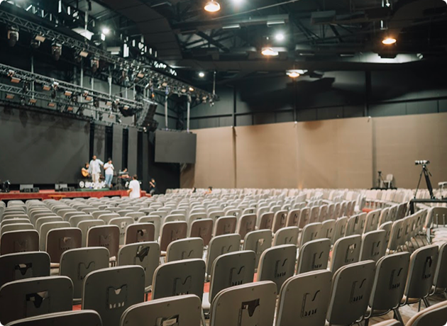 Auditório com cadeiras organizadas